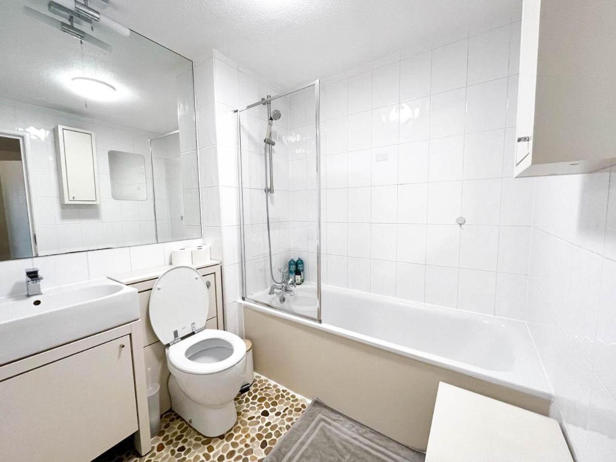 Lovely 2 Bedroom Flat With Free Parking, Great Transport Links To Central London, The Excel Centre, Canary Wharf And The O2! מראה חיצוני תמונה